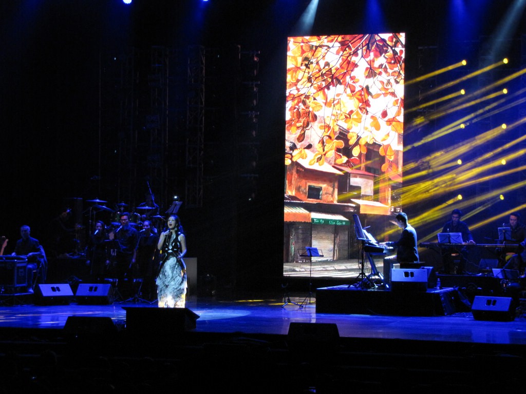 Hồng Nhung, Café-in-Concert, Nâu nóng