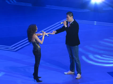 Mỹ Tâm và khán giả trong live show Melodies of Time