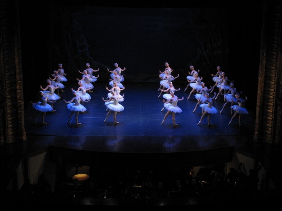 Vở ballet Hồ Thiên Nga do Nhà hát Nhạc vũ kịch Việt Nam dàn dựng