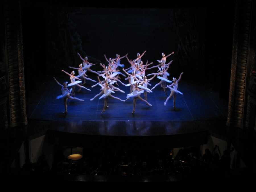 Vở ballet Hồ Thiên Nga do Nhà hát Nhạc vũ kịch Việt Nam dàn dựng