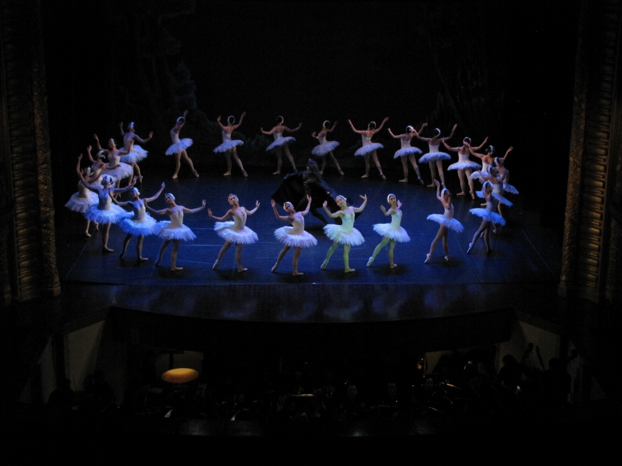 Vở ballet Hồ Thiên Nga do Nhà hát Nhạc vũ kịch Việt Nam dàn dựng