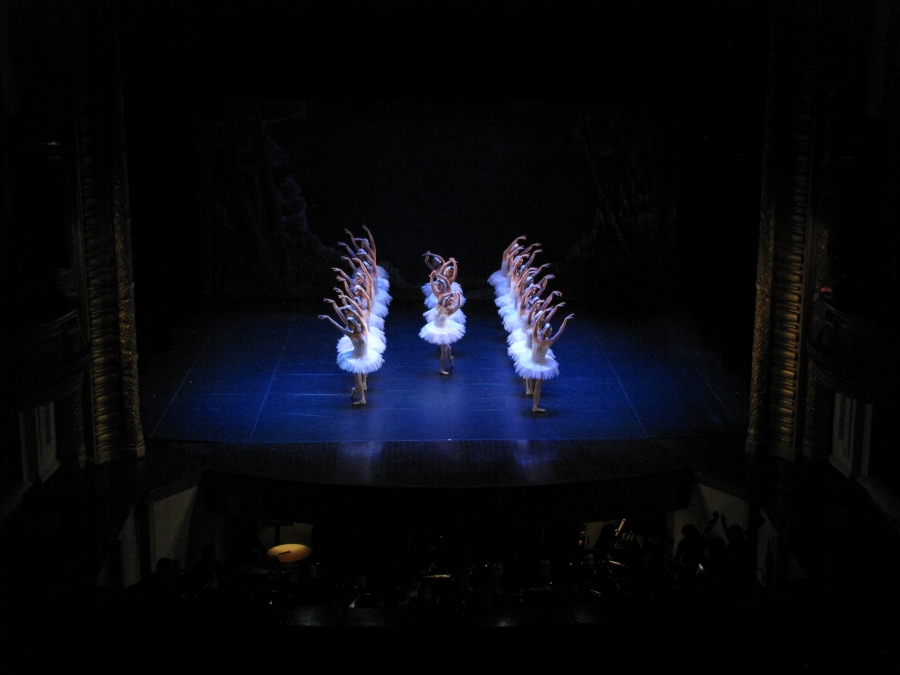 Vở ballet Hồ Thiên Nga do Nhà hát Nhạc vũ kịch Việt Nam dàn dựng