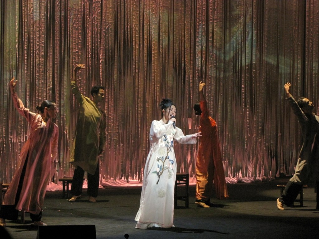 Concert Hồng Nhung hát về Hà Nội