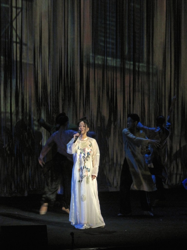 Concert Hồng Nhung hát về Hà Nội