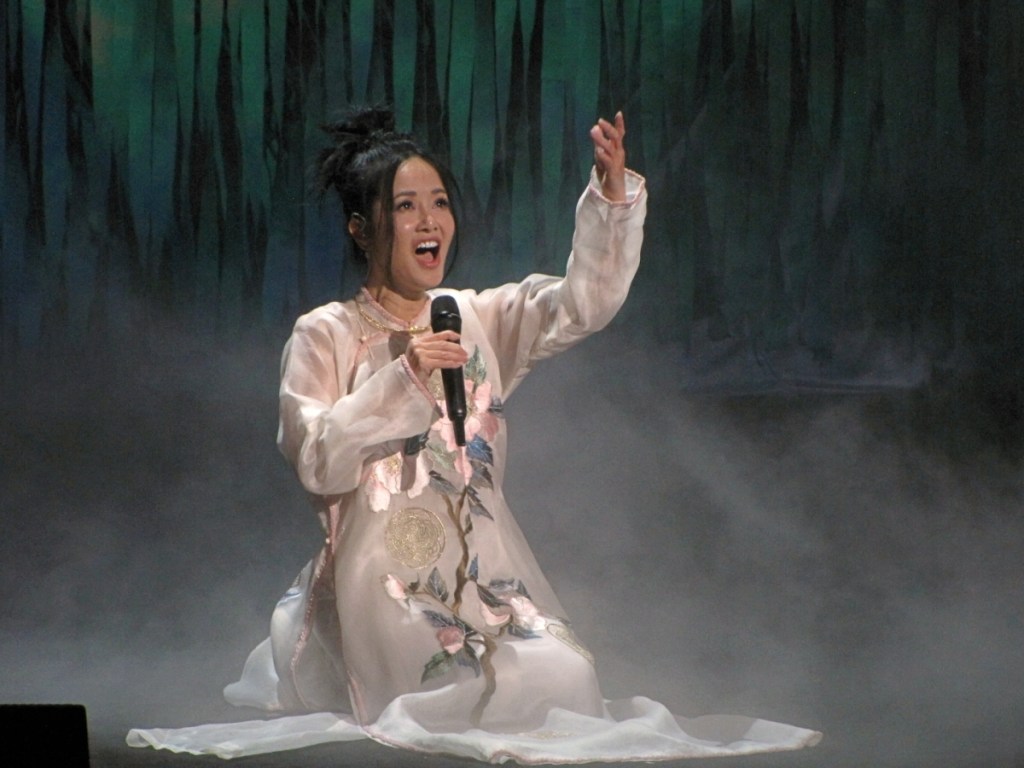 Concert Hồng Nhung hát về Hà Nội