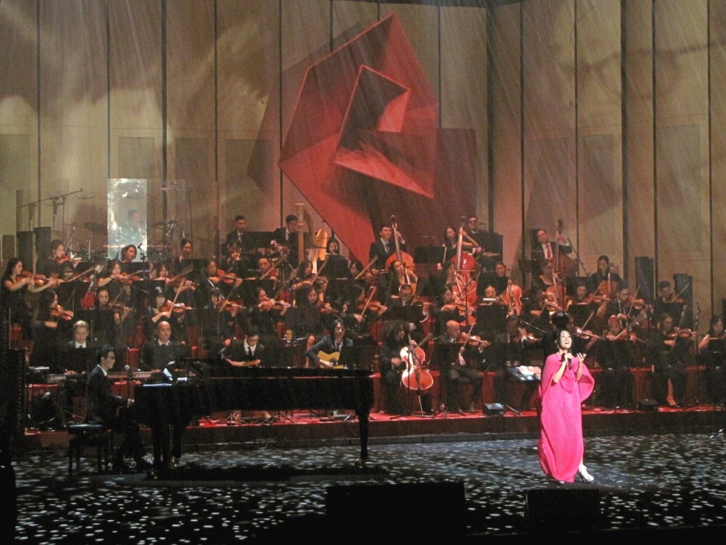 Concert Hồng Nhung hát về Hà Nội